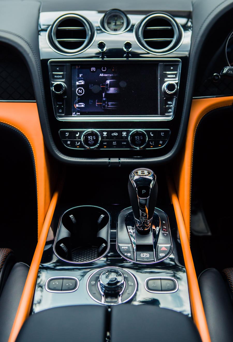 Детали интерьера Bentley Bentayga V8 2018 года  (MY) (фото 12 из 17)
